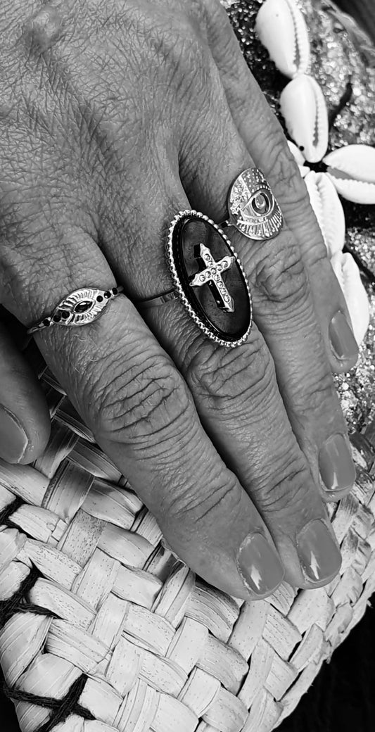 Comment porter une bague ovale avec croix strassée pour un look de soirée éblouissant ? - AlbertineAndTheSun