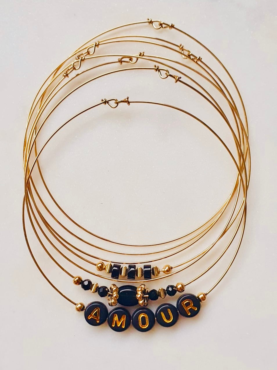 Semainier Fin Or avec Perles Noires - Ensemble de 7 Bracelets Fins, Jonc Bangle Acier Inoxydable, Couleur Doré - AlbertineAndTheSun