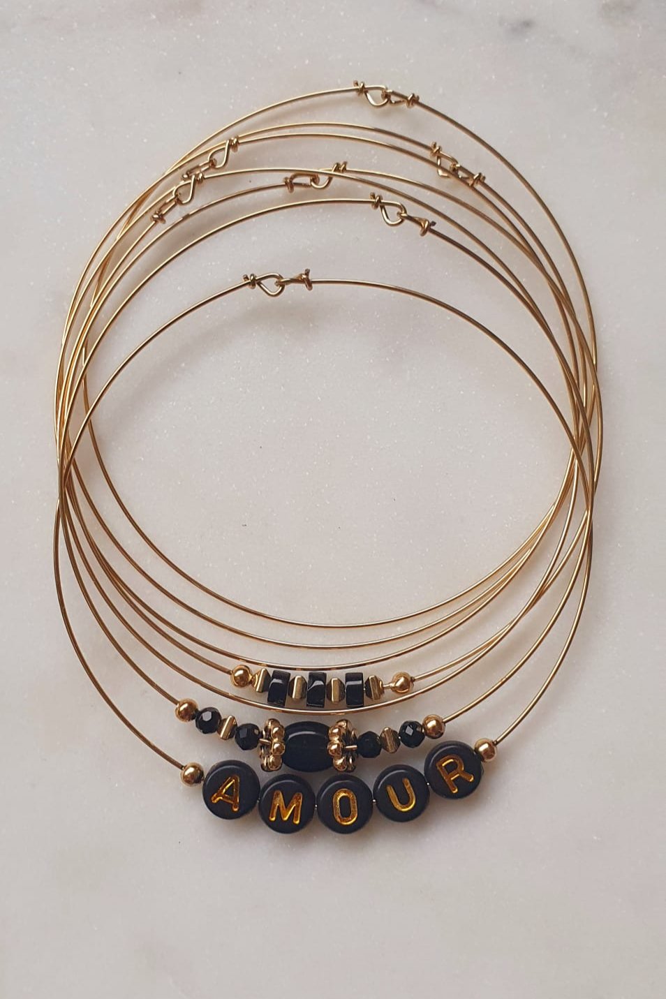 Semainier Fin Or avec Perles Noires - Ensemble de 7 Bracelets Fins, Jonc Bangle Acier Inoxydable, Couleur Doré - AlbertineAndTheSun