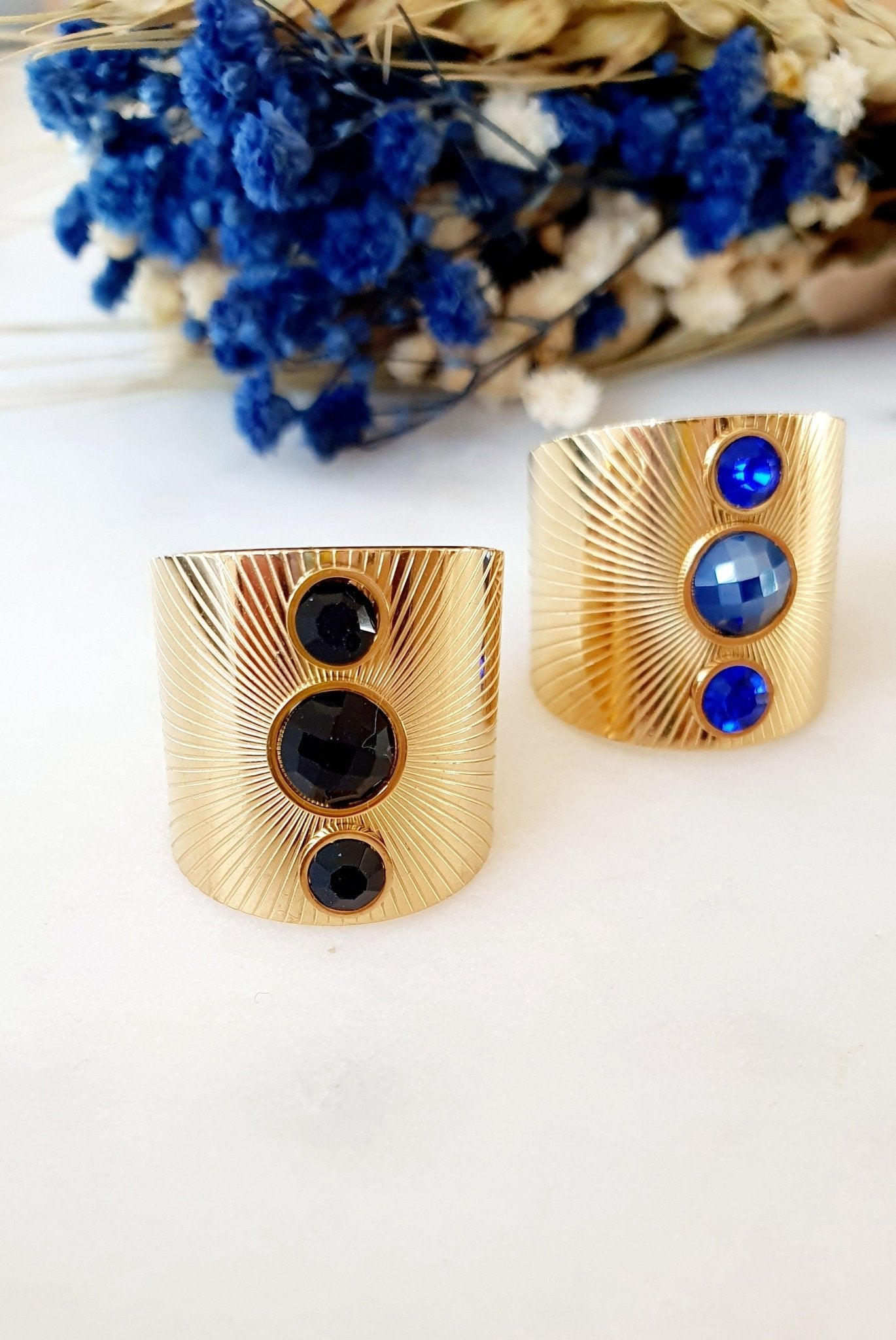 Bague Dorée Épaisse avec Pierre Bleue Soleil - Large, Ajustable, Acier Inoxydable, 3 Strass Brillants - AlbertineAndTheSun