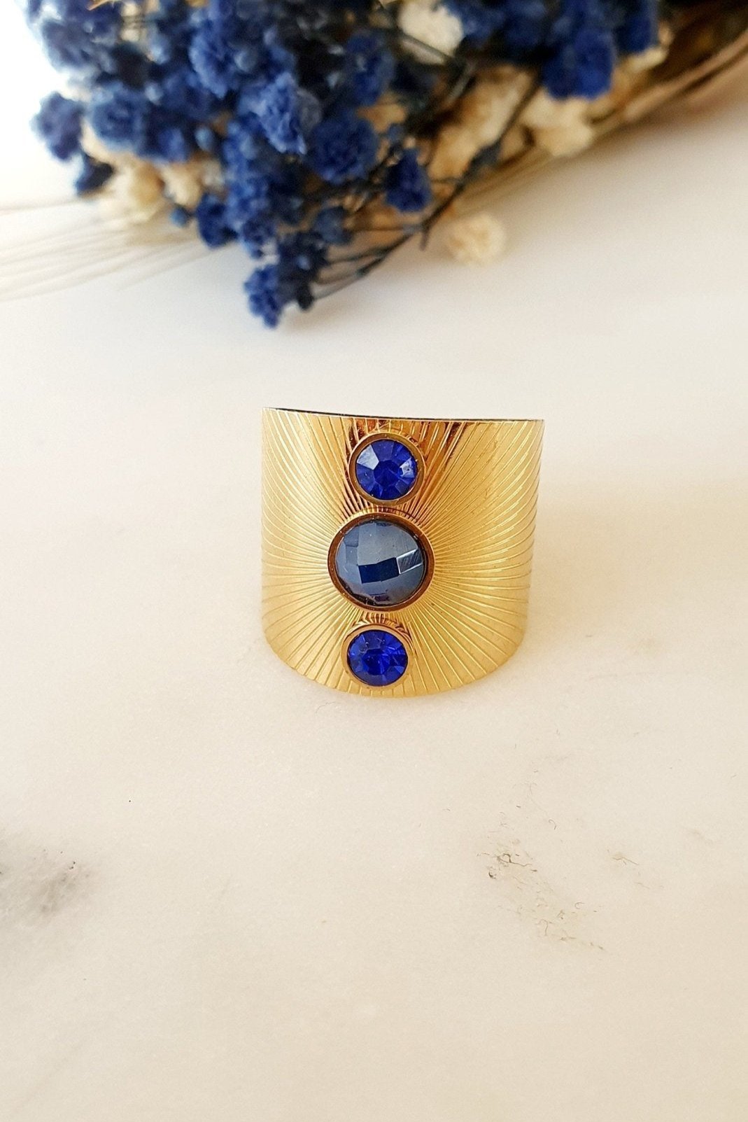 Bague Dorée Épaisse avec Pierre Bleue Soleil - Large, Ajustable, Acier Inoxydable, 3 Strass Brillants - AlbertineAndTheSun
