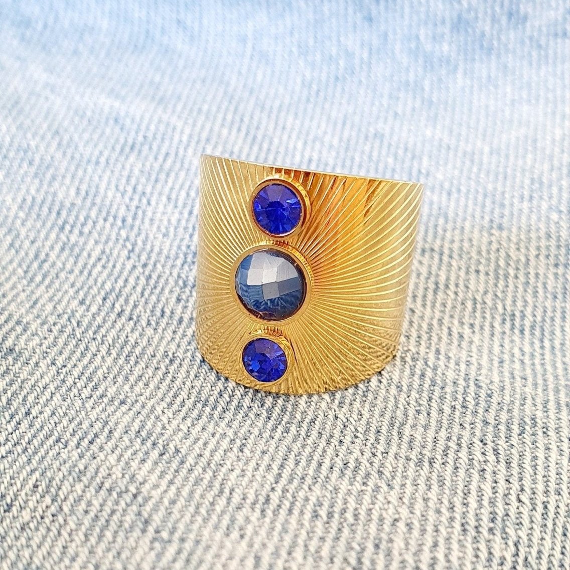 Bague Dorée Épaisse avec Pierre Bleue Soleil - Large, Ajustable, Acier Inoxydable, 3 Strass Brillants - AlbertineAndTheSun
