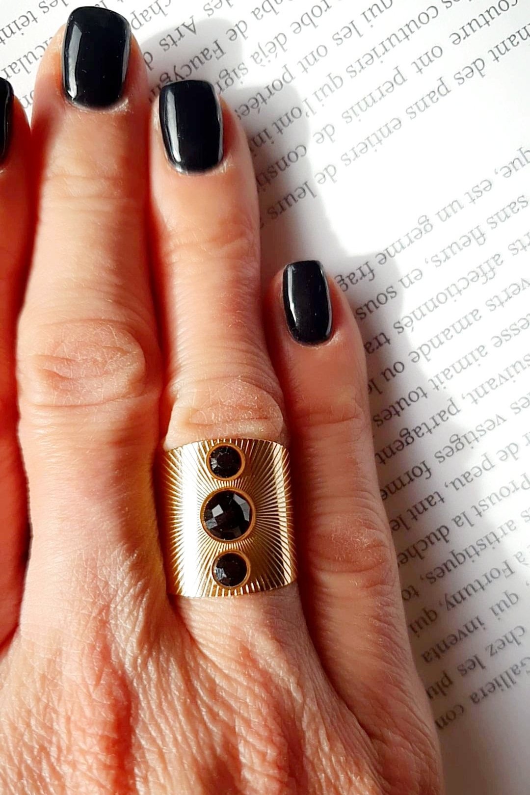 Bague Dorée Épaisse avec Pierre Noire Soleil - Large, Ajustable, Acier Inoxydable, 3 Strass Brillants - AlbertineAndTheSun