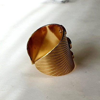 Bague Dorée Épaisse avec Pierre Noire Soleil - Large, Ajustable, Acier Inoxydable, 3 Strass Brillants - AlbertineAndTheSun