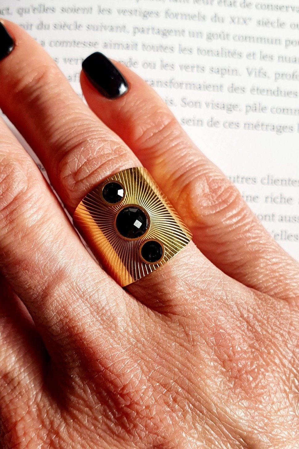 Bague Dorée Épaisse avec Pierre Noire Soleil - Large, Ajustable, Acier Inoxydable, 3 Strass Brillants - AlbertineAndTheSun