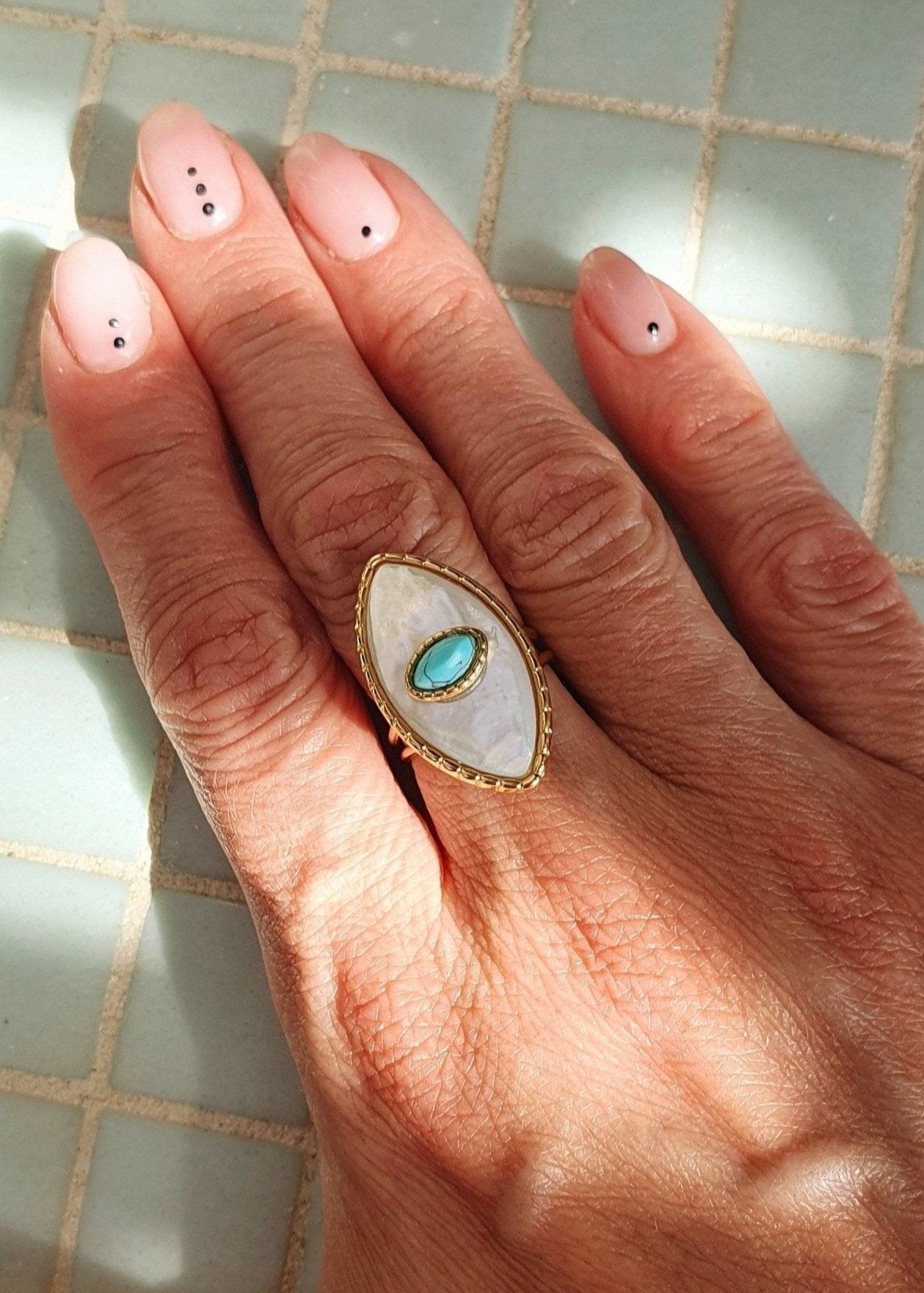 Bague Paros avec Œil - Dorée et Blanc Nacré - Réglable - Acier Inoxydable de Haute Qualité - AlbertineAndTheSun