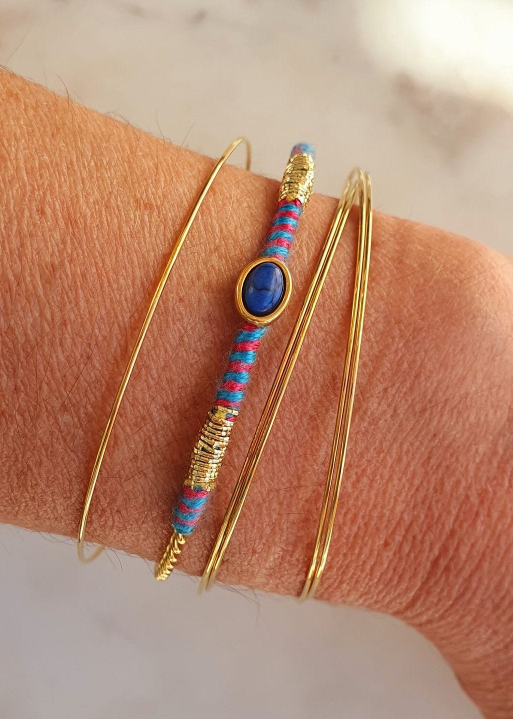 Jonc Fin Coachella - Bracelet Or avec Fil Coton Vert, Turquoise, Rose et Bleu, Ajustable, Acier Inoxydable - AlbertineAndTheSun