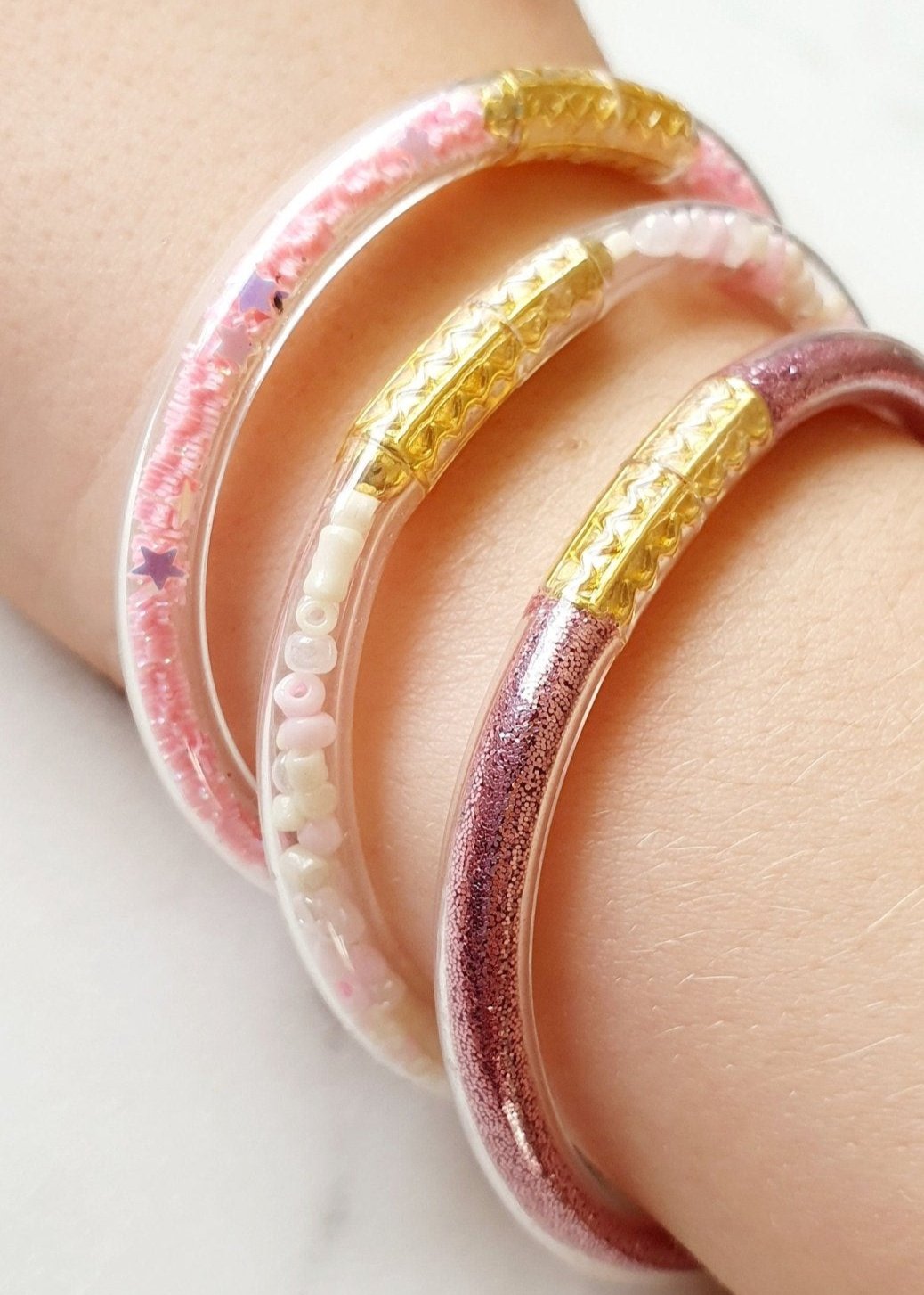 Lot de 3 Bracelets Bleus Jonc en Plastique Flexible - Bouddhiste Tibétain avec Mantra, Or, Perles et Paillettes, pour Bébé et Enfants - AlbertineAndTheSun