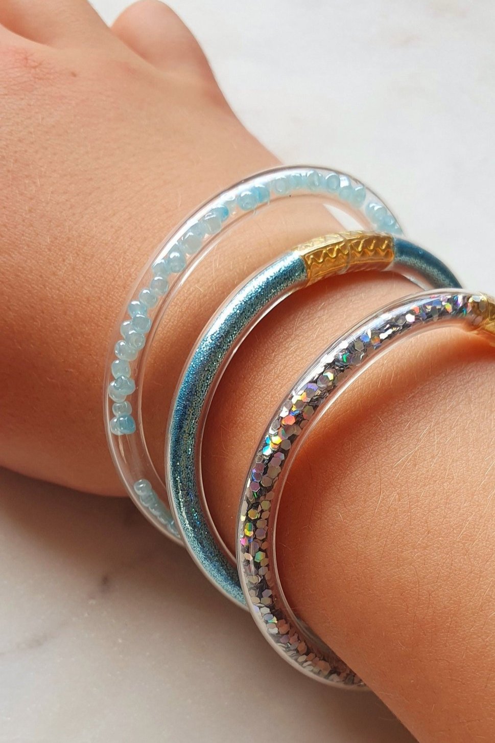 Lot de 3 Bracelets Bleus Jonc en Plastique Flexible - Bouddhiste Tibétain avec Mantra, Or, Perles et Paillettes, pour Bébé et Enfants - AlbertineAndTheSun