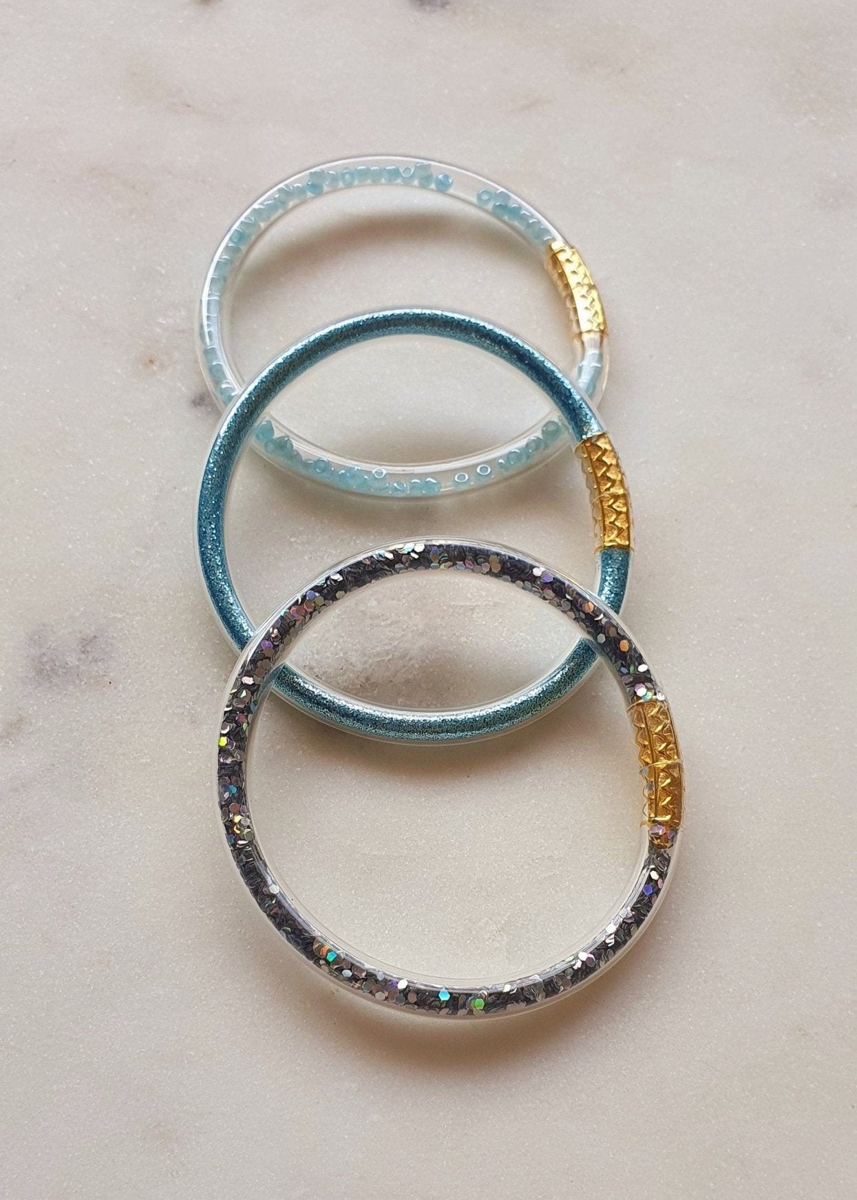 Lot de 3 Bracelets Bleus Jonc en Plastique Flexible - Bouddhiste Tibétain avec Mantra, Or, Perles et Paillettes, pour Bébé et Enfants - AlbertineAndTheSun