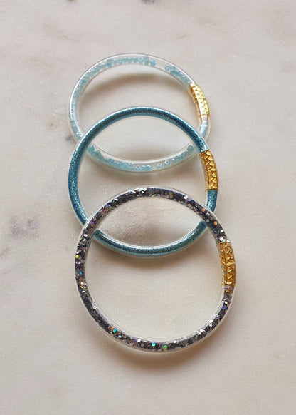 Lot de 3 Bracelets Bleus Jonc en Plastique Flexible - Bouddhiste Tibétain avec Mantra, Or, Perles et Paillettes, pour Bébé et Enfants - AlbertineAndTheSun