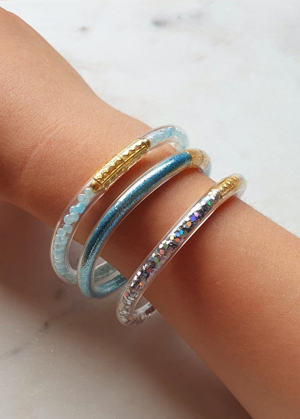 Lot de 3 Bracelets Bleus Jonc en Plastique Flexible - Bouddhiste Tibétain avec Mantra, Or, Perles et Paillettes, pour Bébé et Enfants - AlbertineAndTheSun