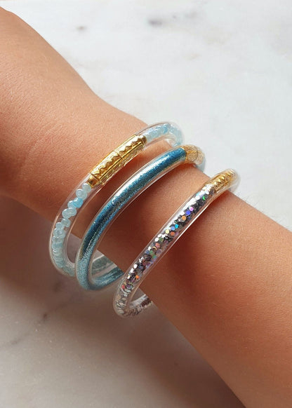 Lot de 3 Bracelets Bleus Jonc en Plastique Flexible - Bouddhiste Tibétain avec Mantra, Or, Perles et Paillettes, pour Bébé et Enfants - AlbertineAndTheSun