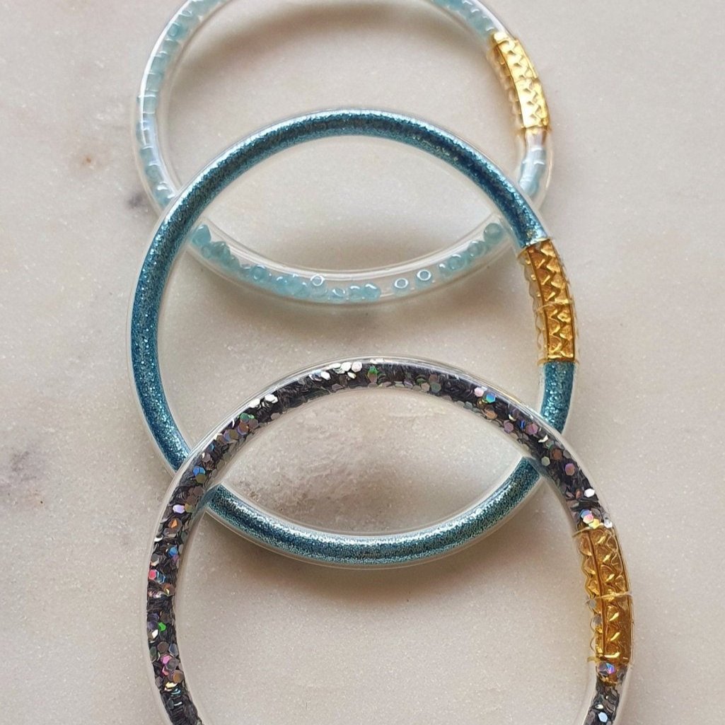 Lot de 3 Bracelets Bleus Jonc en Plastique Flexible - Bouddhiste Tibétain avec Mantra, Or, Perles et Paillettes, pour Bébé et Enfants - AlbertineAndTheSun