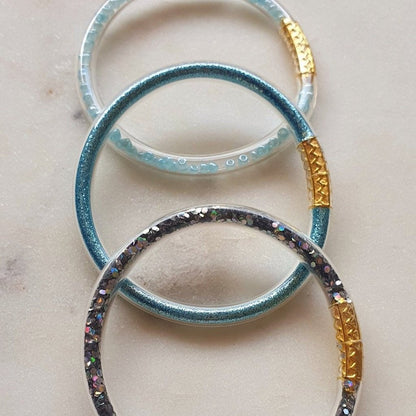 Lot de 3 Bracelets Bleus Jonc en Plastique Flexible - Bouddhiste Tibétain avec Mantra, Or, Perles et Paillettes, pour Bébé et Enfants - AlbertineAndTheSun