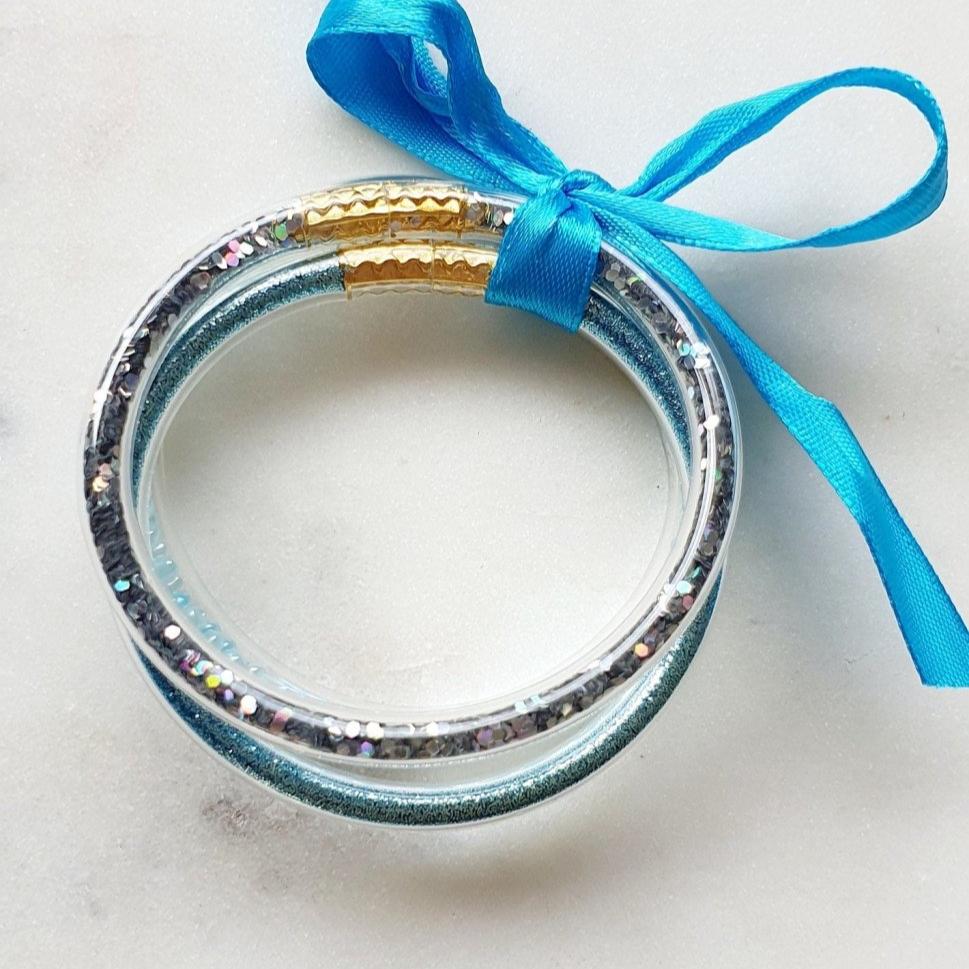 Lot de 3 Bracelets Bleus Jonc en Plastique Flexible - Bouddhiste Tibétain avec Mantra, Or, Perles et Paillettes, pour Bébé et Enfants - AlbertineAndTheSun