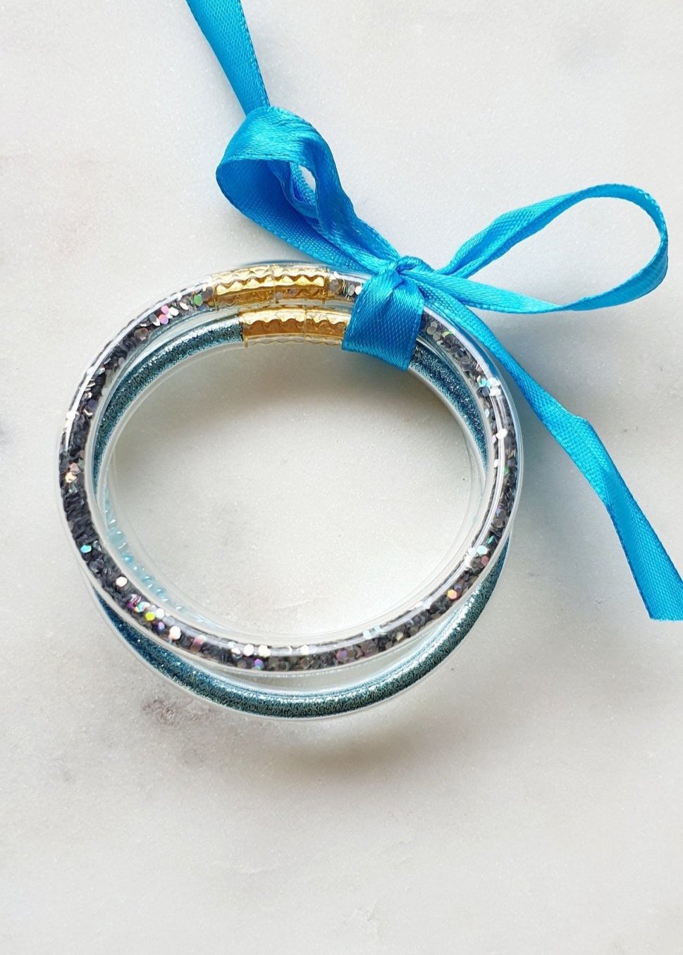 Lot de 3 Bracelets Bleus Jonc en Plastique Flexible - Bouddhiste Tibétain avec Mantra, Or, Perles et Paillettes, pour Bébé et Enfants - AlbertineAndTheSun