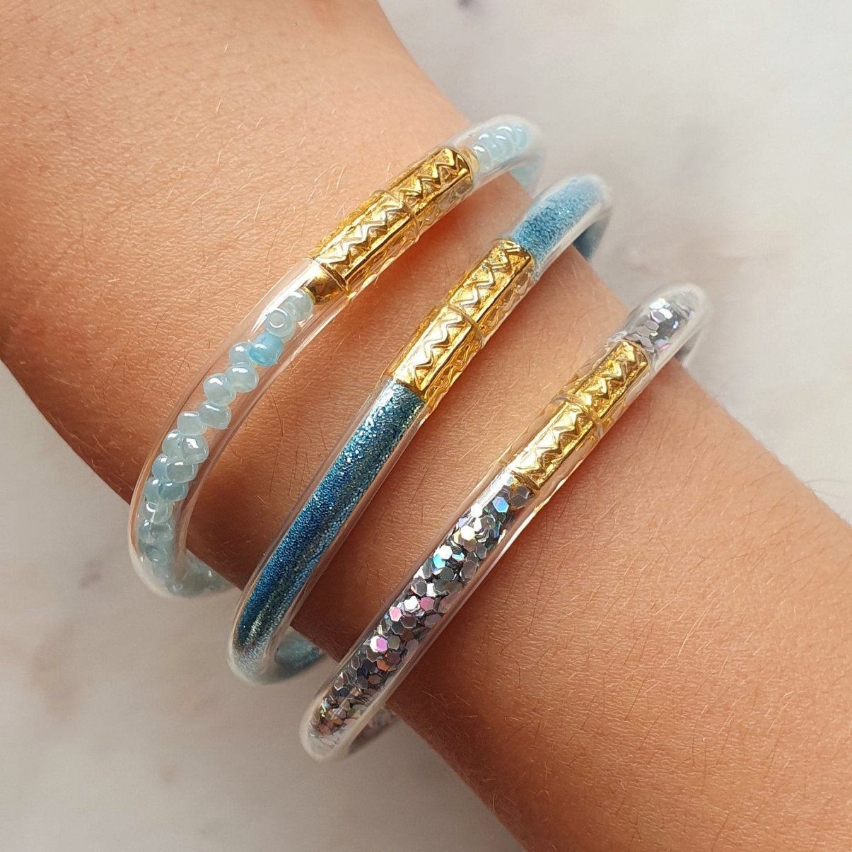 Lot de 3 Bracelets Bleus Jonc en Plastique Flexible - Bouddhiste Tibétain avec Mantra, Or, Perles et Paillettes, pour Bébé et Enfants - AlbertineAndTheSun