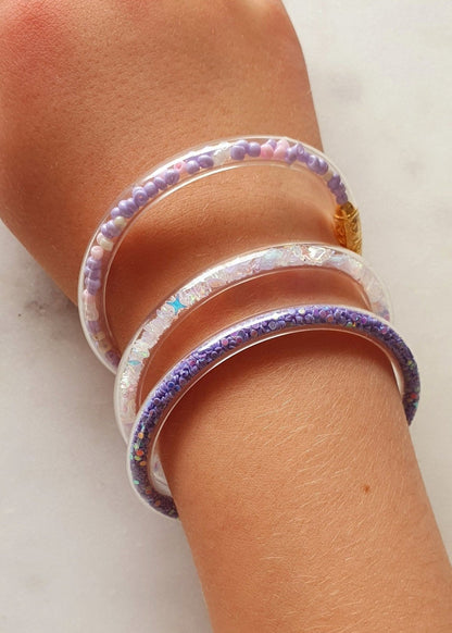 Lot de 3 Bracelets Violets, Blancs - Jonc en Plastique Flexible - Bouddhiste Tibétain avec Mantra, Or, Perles et Paillettes, pour Bébé et Enfants - AlbertineAndTheSun