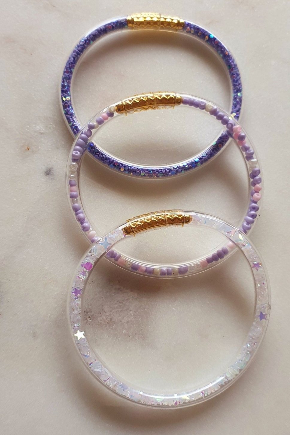 Lot de 3 Bracelets Violets, Blancs - Jonc en Plastique Flexible - Bouddhiste Tibétain avec Mantra, Or, Perles et Paillettes, pour Bébé et Enfants - AlbertineAndTheSun