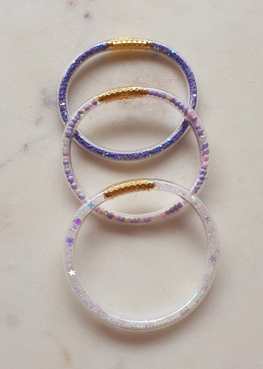 Lot de 3 Bracelets Violets, Blancs - Jonc en Plastique Flexible - Bouddhiste Tibétain avec Mantra, Or, Perles et Paillettes, pour Bébé et Enfants - AlbertineAndTheSun