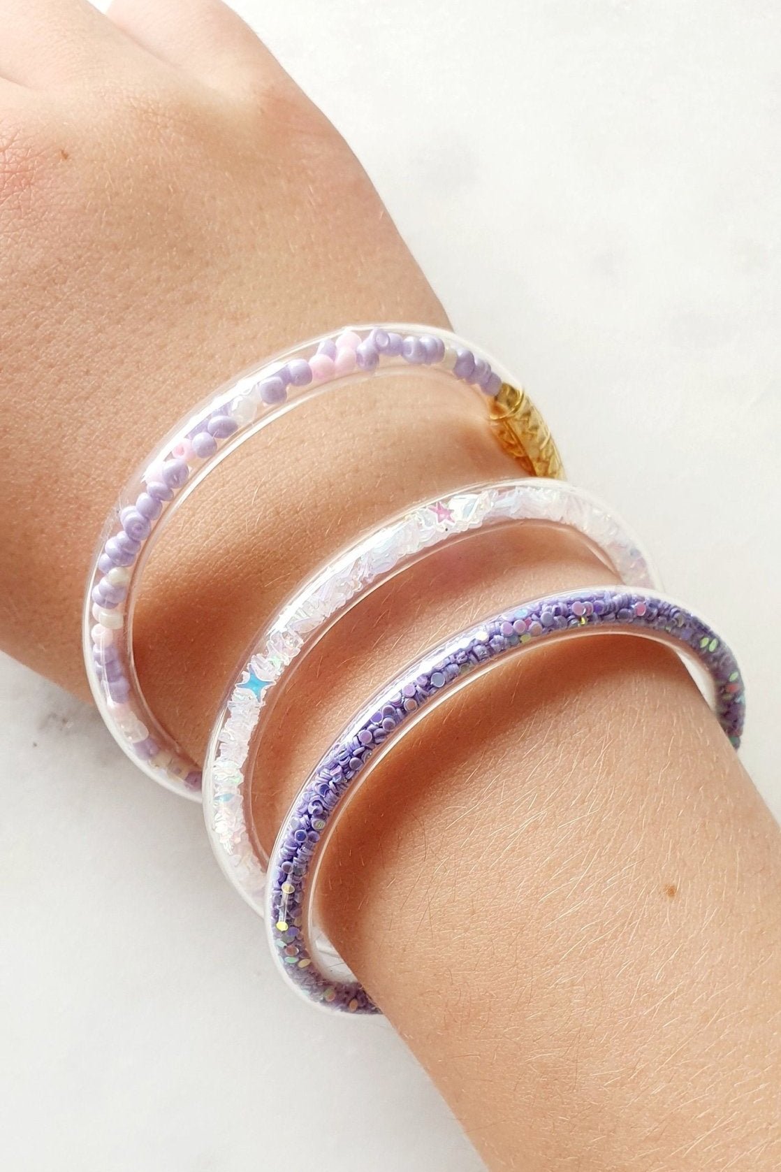 Lot de 3 Bracelets Violets, Blancs - Jonc en Plastique Flexible - Bouddhiste Tibétain avec Mantra, Or, Perles et Paillettes, pour Bébé et Enfants - AlbertineAndTheSun