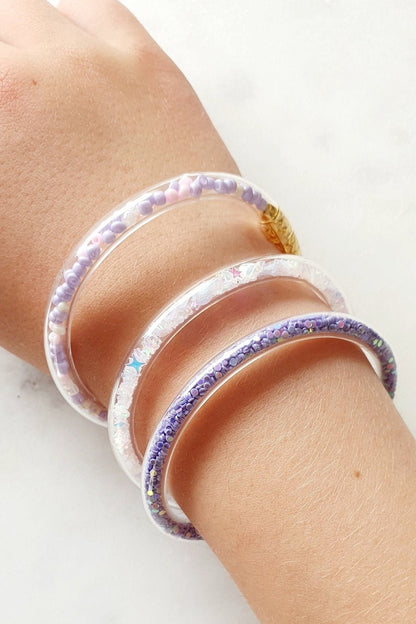 Lot de 3 Bracelets Violets, Blancs - Jonc en Plastique Flexible - Bouddhiste Tibétain avec Mantra, Or, Perles et Paillettes, pour Bébé et Enfants - AlbertineAndTheSun