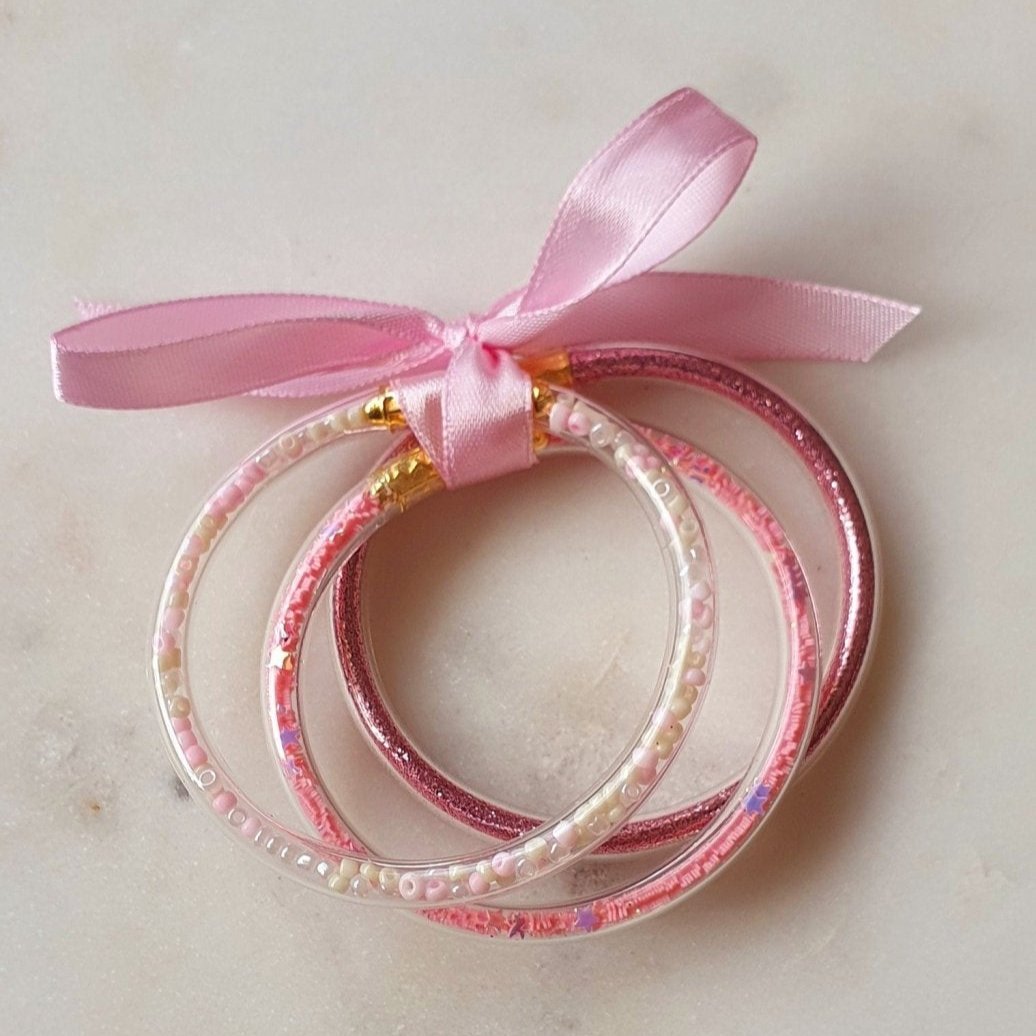 Lot de 3 Bracelets Violets, Blancs - Jonc en Plastique Flexible - Bouddhiste Tibétain avec Mantra, Or, Perles et Paillettes, pour Bébé et Enfants - AlbertineAndTheSun