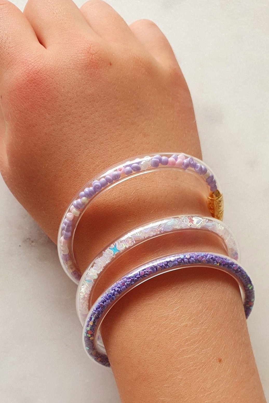 Lot de 3 Bracelets Violets, Blancs - Jonc en Plastique Flexible - Bouddhiste Tibétain avec Mantra, Or, Perles et Paillettes, pour Bébé et Enfants - AlbertineAndTheSun