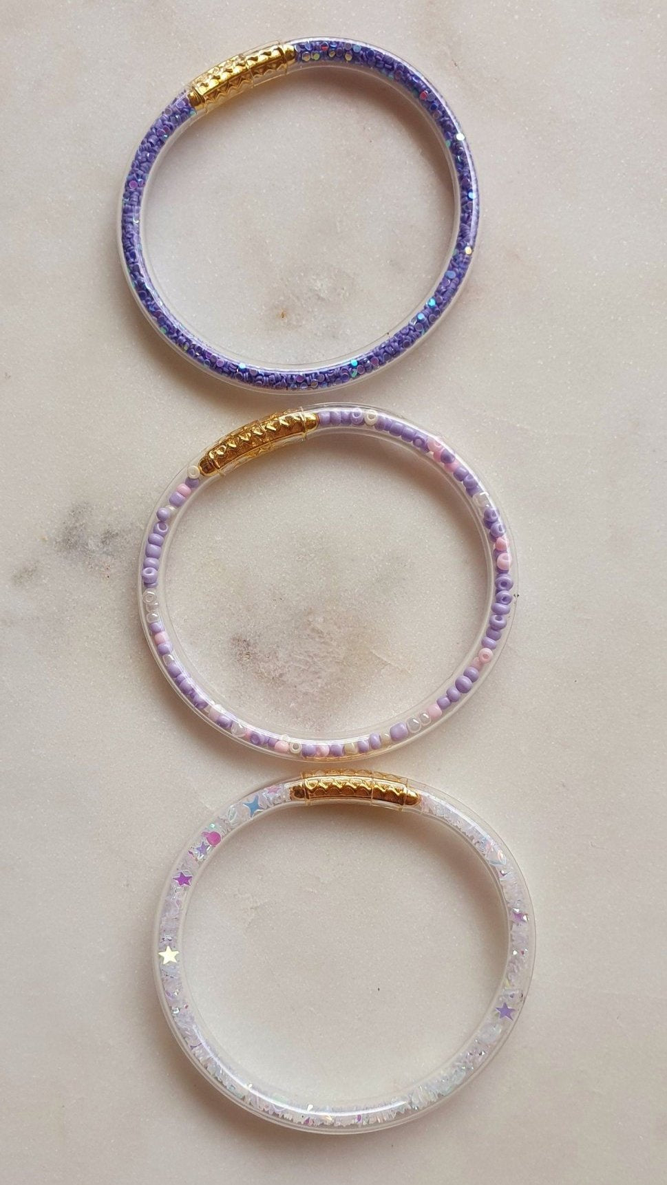 Lot de 3 Bracelets Violets, Blancs - Jonc en Plastique Flexible - Bouddhiste Tibétain avec Mantra, Or, Perles et Paillettes, pour Bébé et Enfants - AlbertineAndTheSun