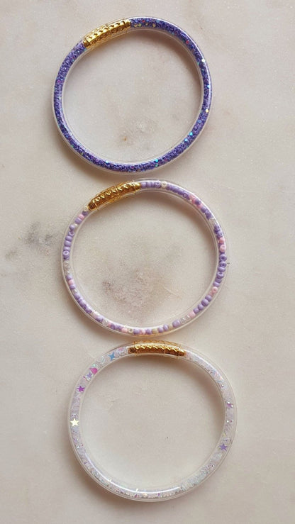 Lot de 3 Bracelets Violets, Blancs - Jonc en Plastique Flexible - Bouddhiste Tibétain avec Mantra, Or, Perles et Paillettes, pour Bébé et Enfants - AlbertineAndTheSun