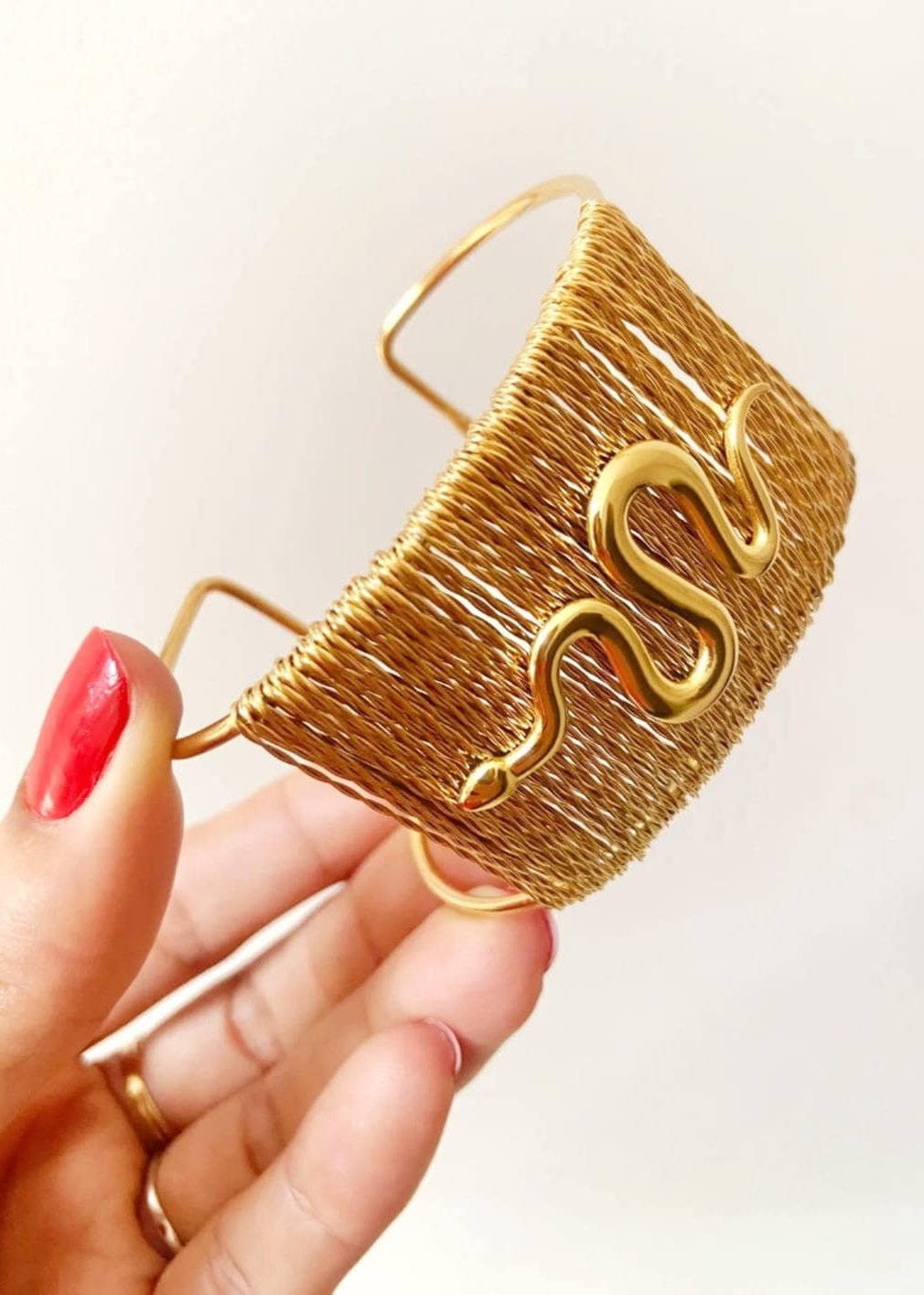 Manchette Serpent Large Doré - Bracelet Rigide Ajustable avec Fil Doré Ajouré, Acier Inoxydable, Style Boho Chic - AlbertineAndTheSun